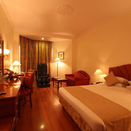 Hotel The Capitol Bangalore Exterior foto