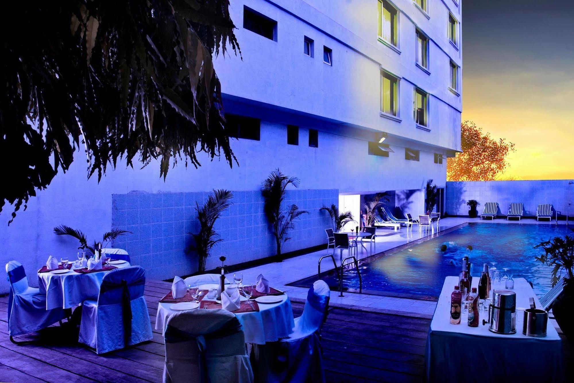 Hotel The Capitol Bangalore Exterior foto